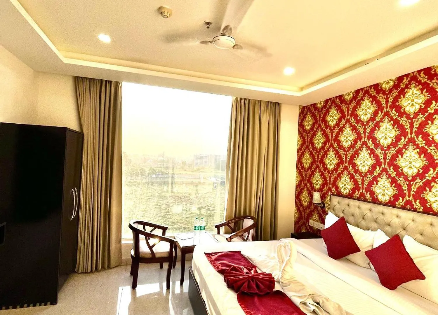 Hotel Lycoris Zirakpur Chandigarh !! Main Highway Hotel ! Lift ! Large Parking ! Premium Ac Rooms ! Traveler Choice