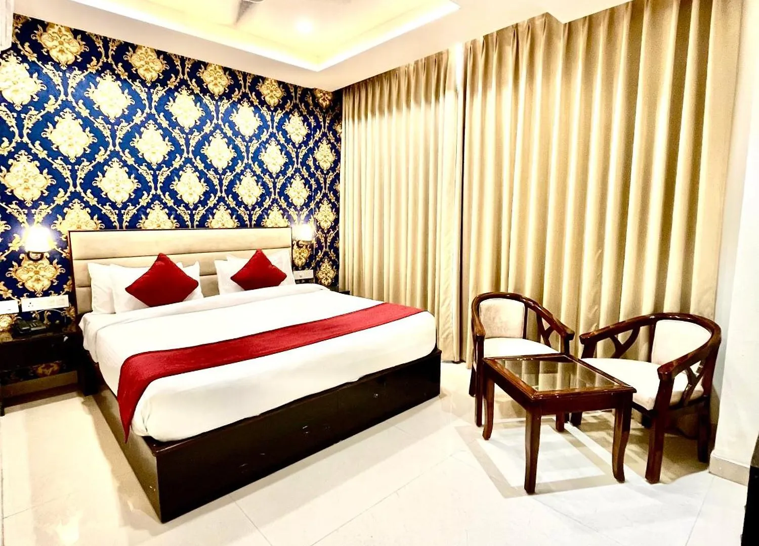 Hotel Lycoris Zirakpur Chandigarh !! Main Highway Hotel ! Lift ! Large Parking ! Premium Ac Rooms ! Traveler Choice 5*,