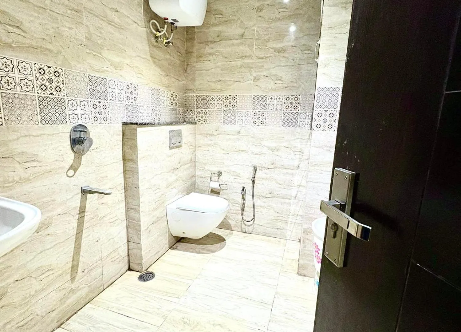 Hotel Lycoris Zirakpur Chandigarh !! Main Highway Hotel ! Lift ! Large Parking ! Premium Ac Rooms ! Traveler Choice