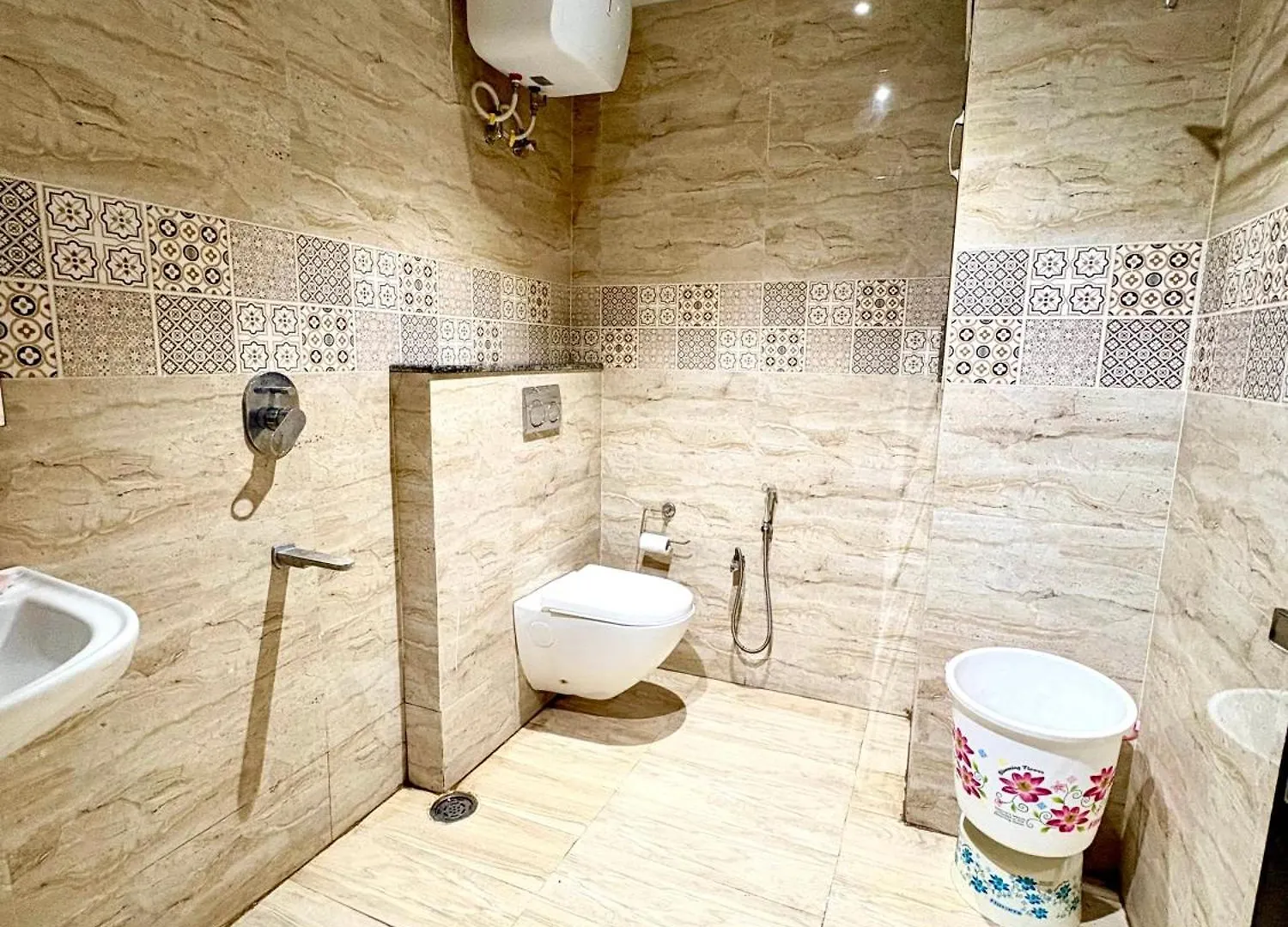 Hotel Lycoris Zirakpur Chandigarh !! Main Highway Hotel ! Lift ! Large Parking ! Premium Ac Rooms ! Traveler Choice