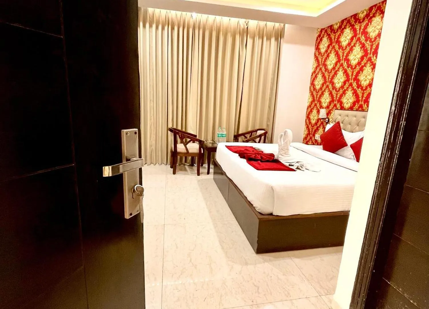 *****  Hotel Lycoris Zirakpur Chandigarh !! Main Highway Hotel ! Lift ! Large Parking ! Premium Ac Rooms ! Traveler Choice India