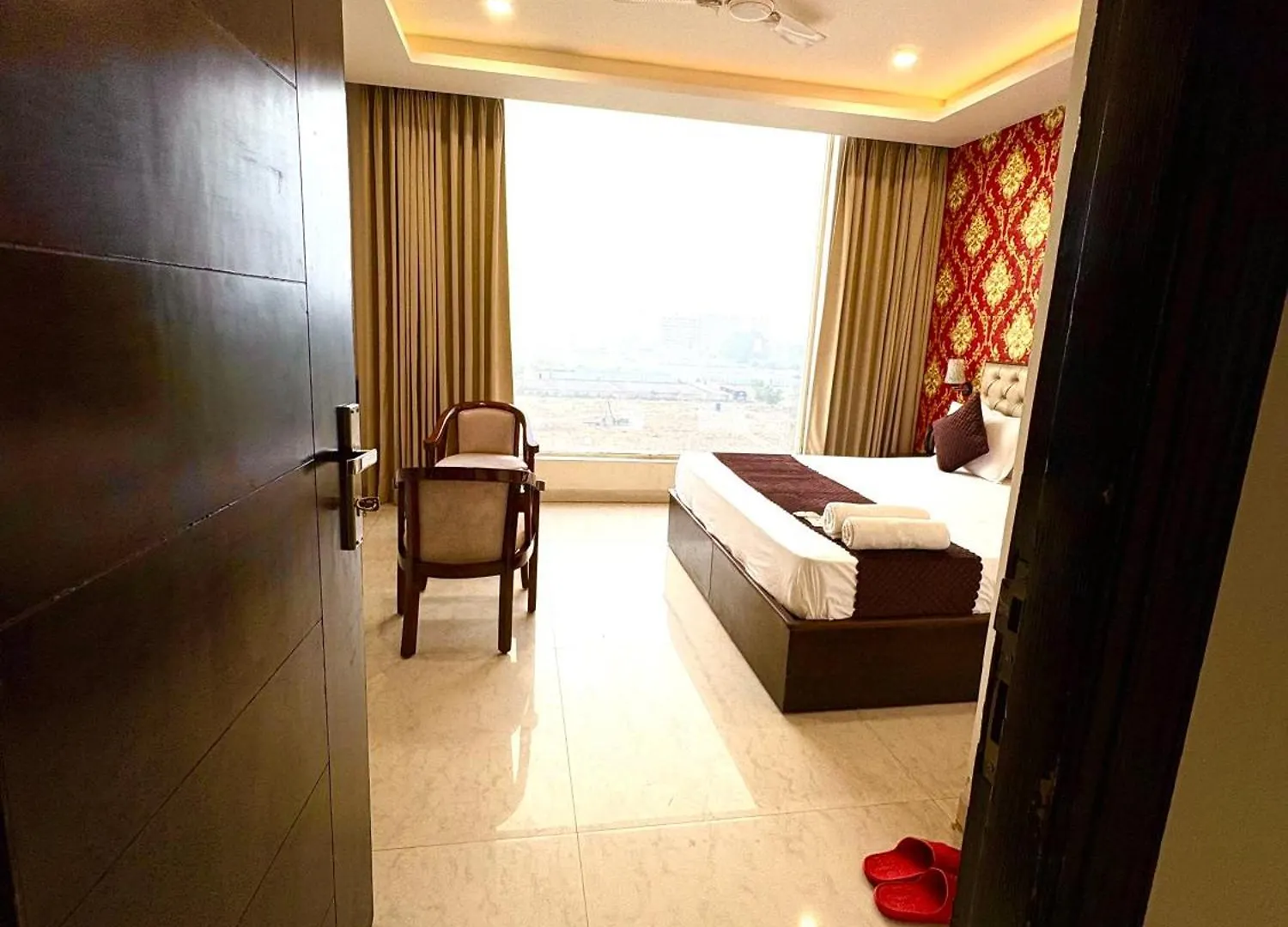 Hotel Lycoris Zirakpur Chandigarh !! Main Highway Hotel ! Lift ! Large Parking ! Premium Ac Rooms ! Traveler Choice