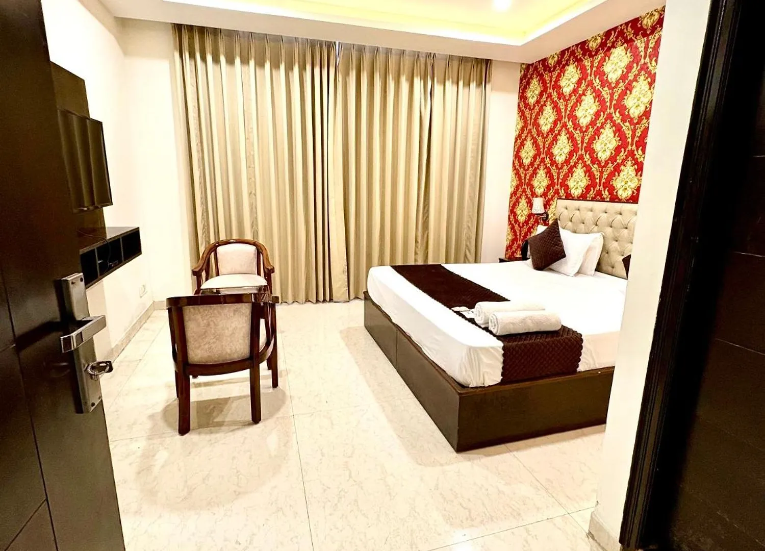 *****  Hotel Lycoris Zirakpur Chandigarh !! Main Highway Hotel ! Lift ! Large Parking ! Premium Ac Rooms ! Traveler Choice India