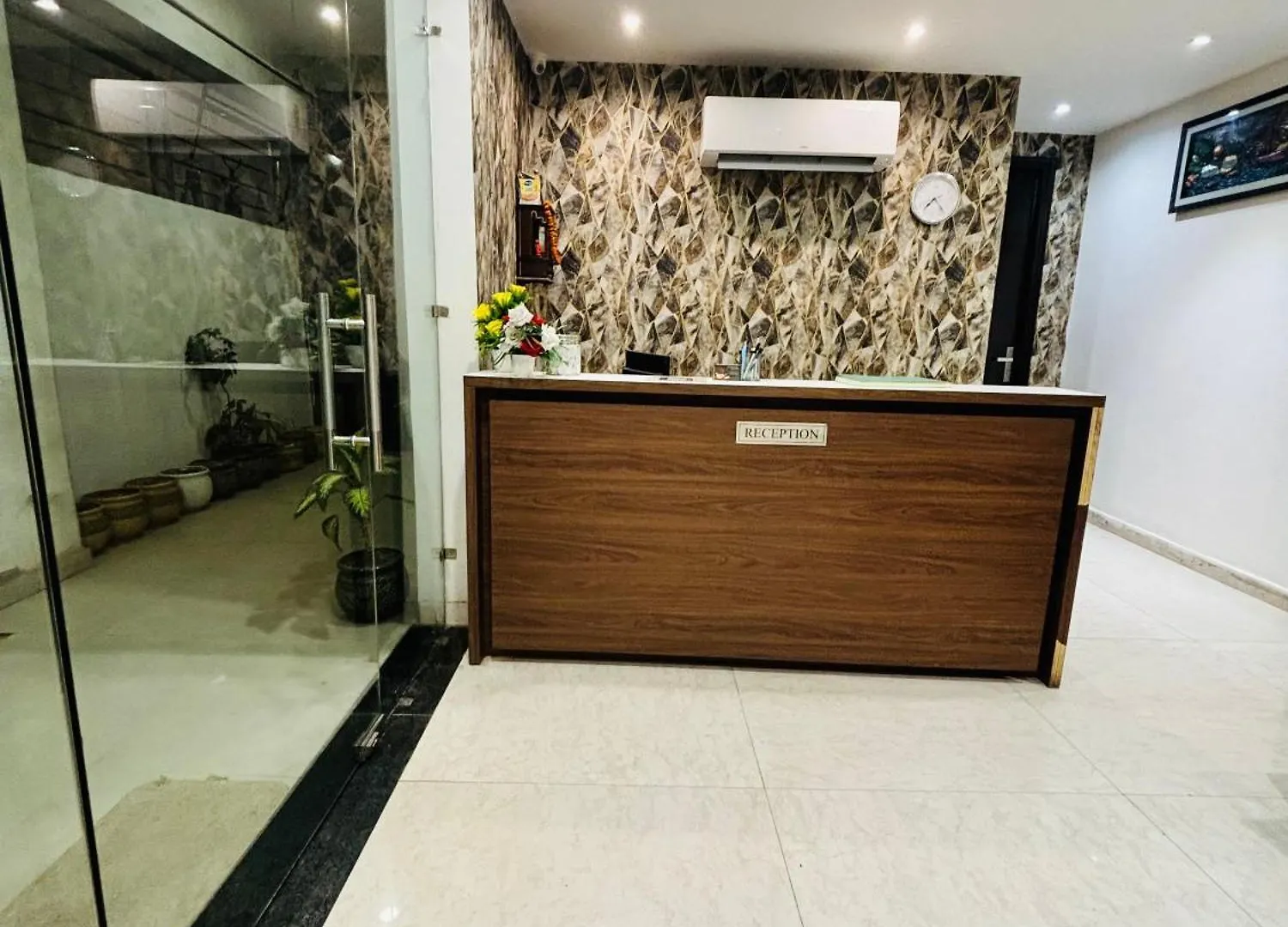 Hotel Lycoris Zirakpur Chandigarh !! Main Highway Hotel ! Lift ! Large Parking ! Premium Ac Rooms ! Traveler Choice