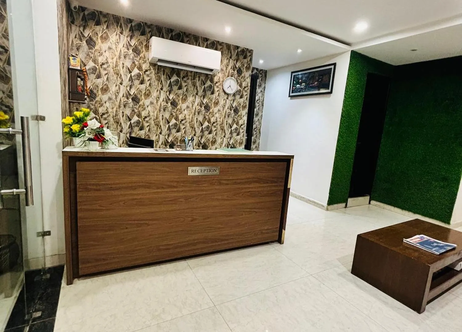 Hotel Lycoris Zirakpur Chandigarh !! Main Highway Hotel ! Lift ! Large Parking ! Premium Ac Rooms ! Traveler Choice