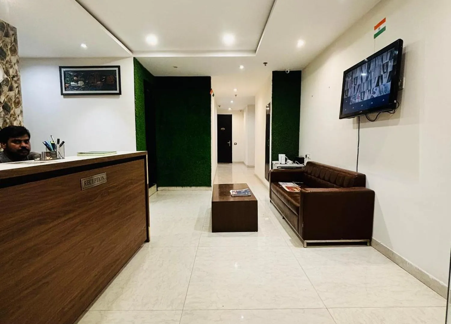 Hotel Lycoris Zirakpur Chandigarh !! Main Highway Hotel ! Lift ! Large Parking ! Premium Ac Rooms ! Traveler Choice