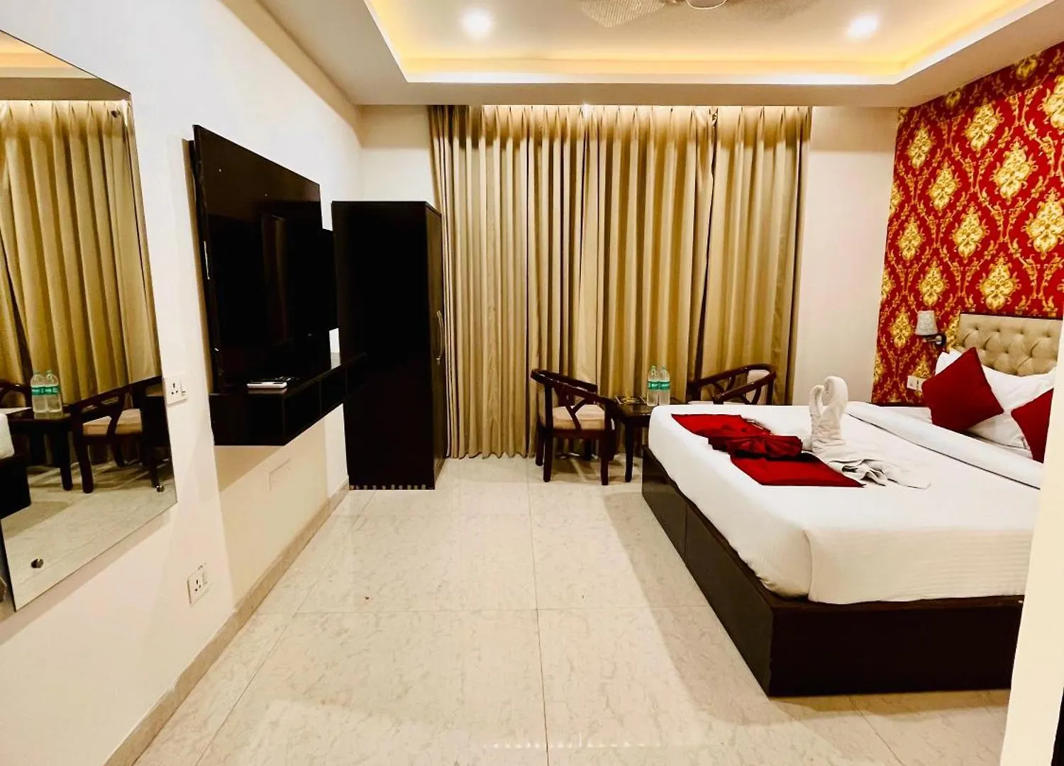 Hotel Lycoris Zirakpur Chandigarh !! Main Highway Hotel ! Lift ! Large Parking ! Premium Ac Rooms ! Traveler Choice 5*,