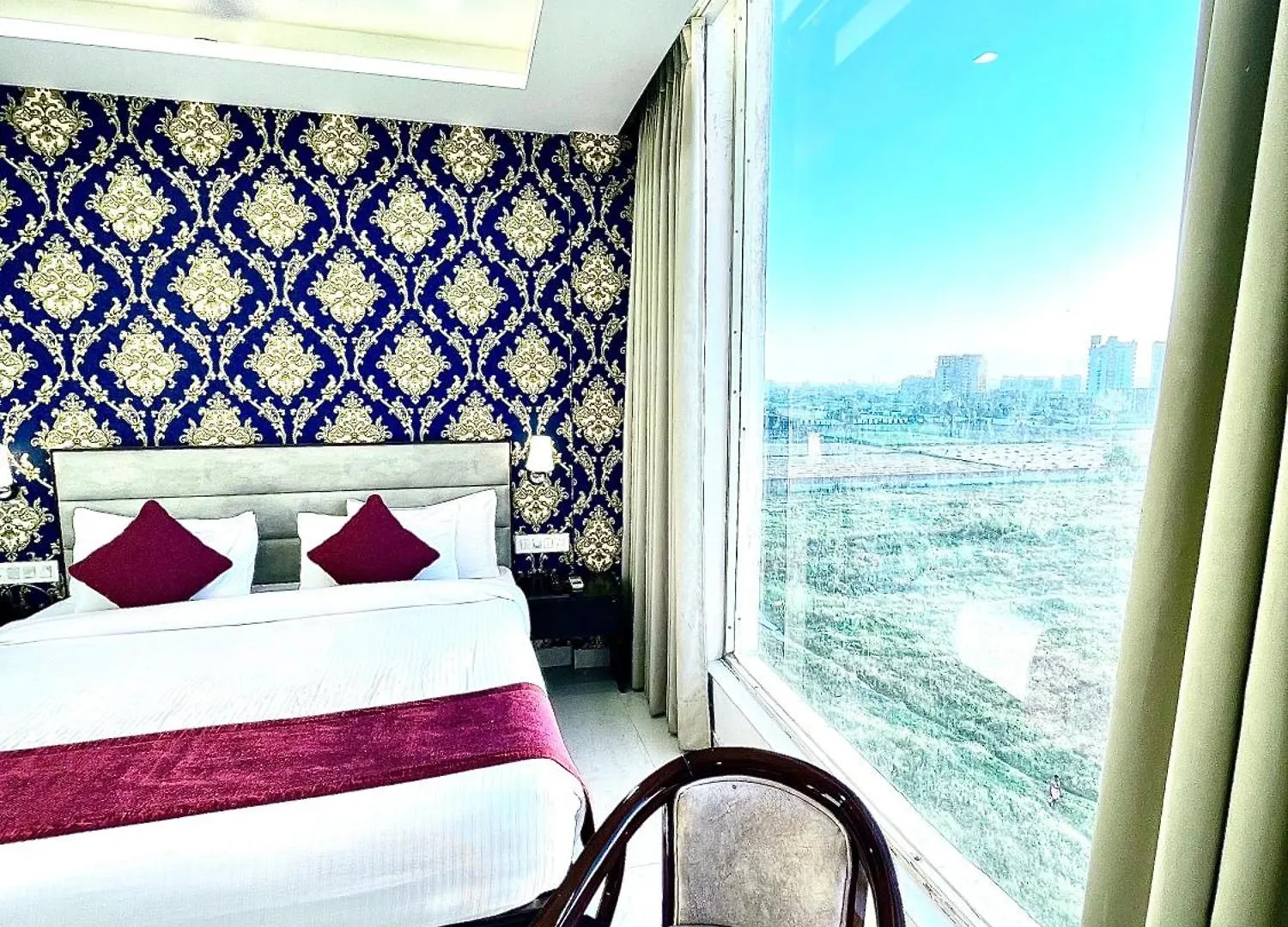 Hotel Lycoris Zirakpur Chandigarh !! Main Highway Hotel ! Lift ! Large Parking ! Premium Ac Rooms ! Traveler Choice India