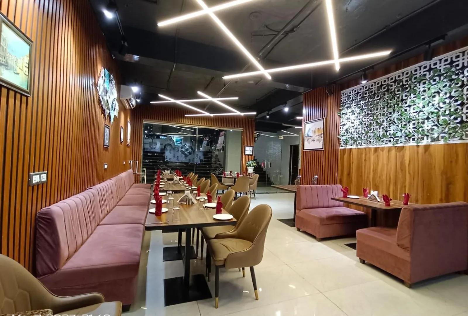 Hotel Lycoris Zirakpur Chandigarh !! Main Highway Hotel ! Lift ! Large Parking ! Premium Ac Rooms ! Traveler Choice 5*,