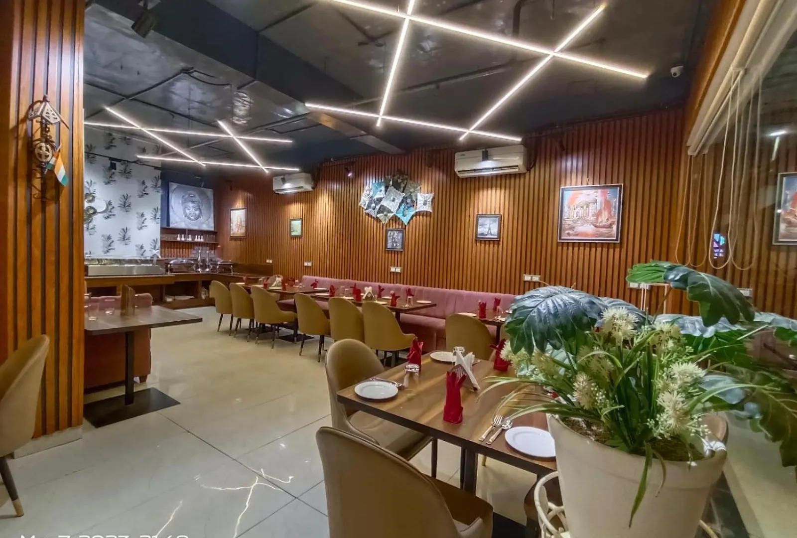 Hotel Lycoris Zirakpur Chandigarh !! Main Highway Hotel ! Lift ! Large Parking ! Premium Ac Rooms ! Traveler Choice