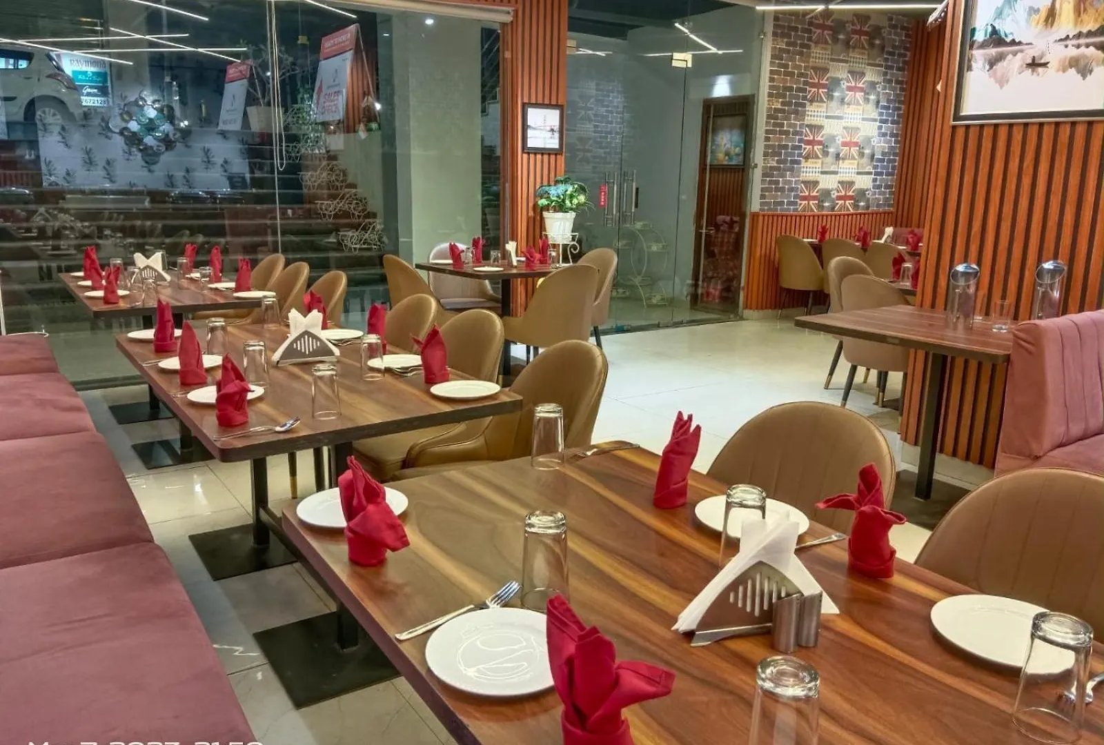 Hotel Lycoris Zirakpur Chandigarh !! Main Highway Hotel ! Lift ! Large Parking ! Premium Ac Rooms ! Traveler Choice