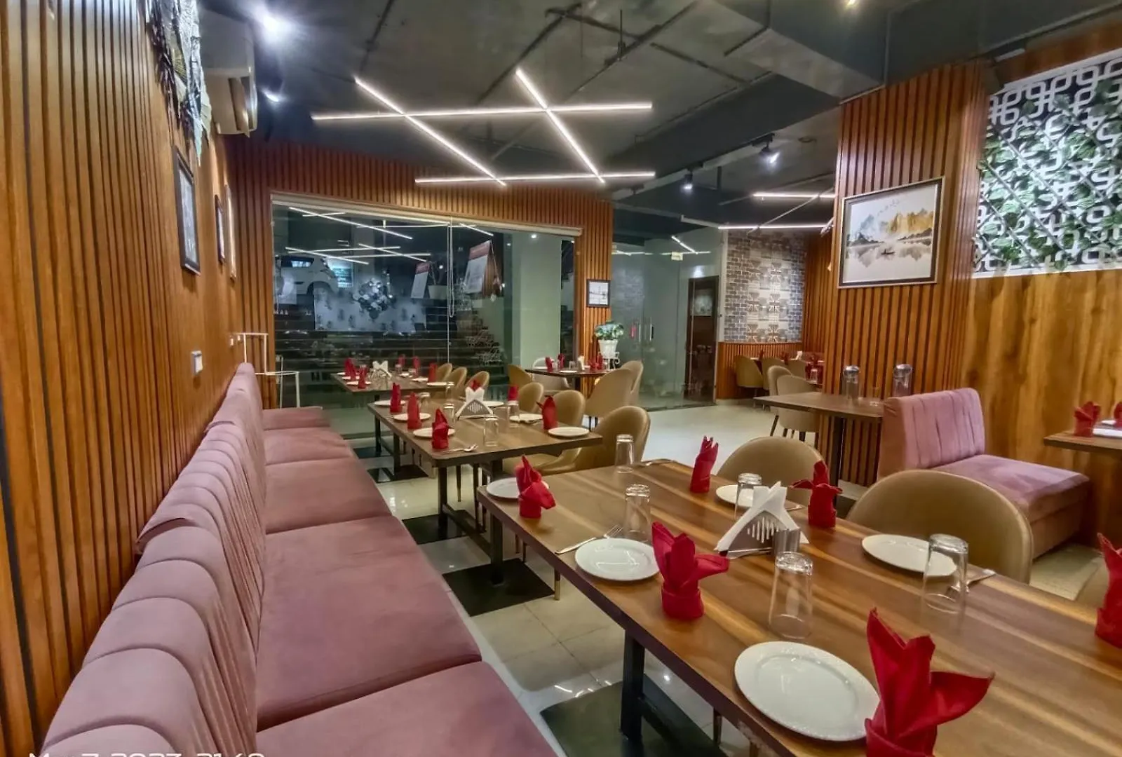 Hotel Lycoris Zirakpur Chandigarh !! Main Highway Hotel ! Lift ! Large Parking ! Premium Ac Rooms ! Traveler Choice India